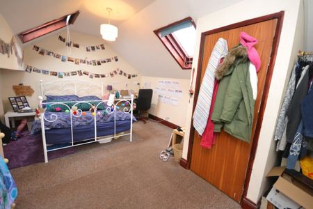 2 bed Flat for Rent - Photo 2