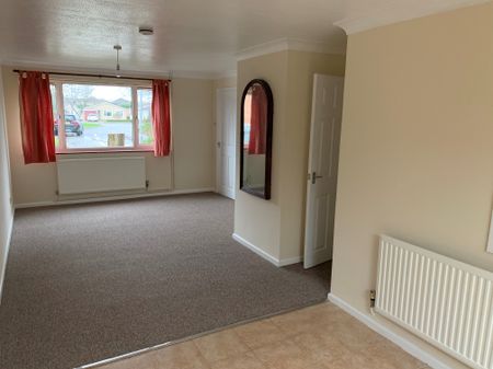 3 bedroom house to rent St. Laurence Avenue, Brundall, Norwich, NR13 - Photo 3