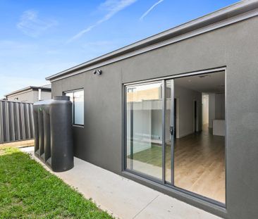 14 Delhi Grv, Rockbank, VIC, 3335 - Photo 4