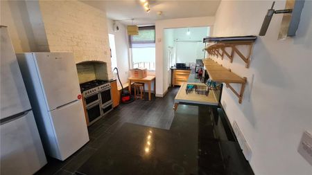 8 bedroom terraced house to rent - Photo 5