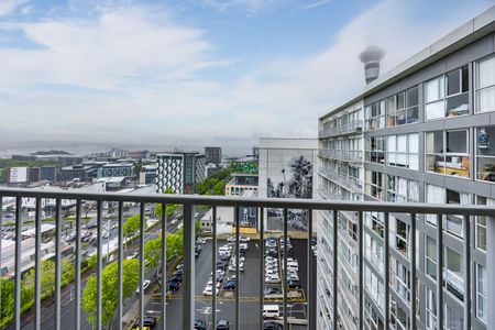 City Living with Harbour Views - Photo 2