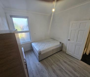 Room in a Shared House, Heigham Road, E6 - Photo 4