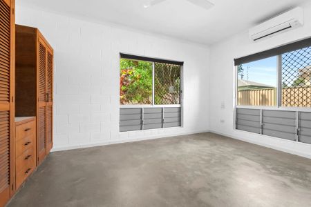 Solid lowset family home - Photo 5