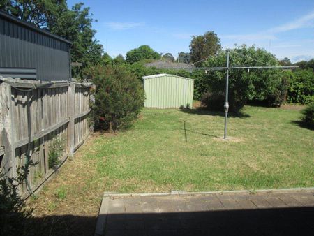 FAMILY HOME IN WEST BAIRNSDALE - Photo 4