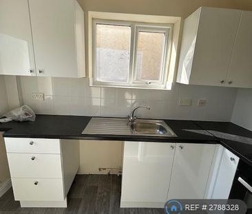 2 bedroom semi-detached house to rent - Photo 5