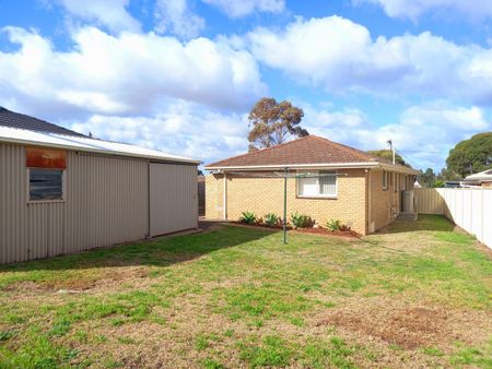 33 Vista Drive, Melton, VIC 3337 - Photo 4