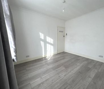 3 Bedroom House - Mid Terrace To Let - Photo 6
