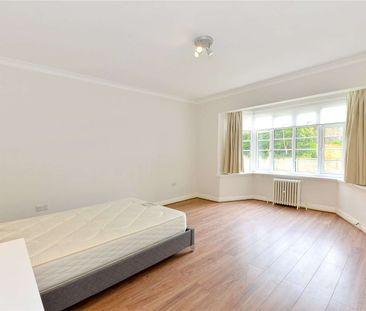 Three bedroom apartment set in portered block with private parking and wooden floors throughout. - Photo 1