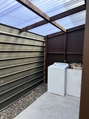 Central fully fenced 1 bedroom NEW shower & toilet - Photo 1