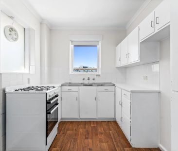 Light-Filled 1 Bedroom Apartment in Prime Armadale Location - Photo 1