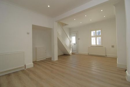 2 bedroom end of terrace house to rent - Photo 2