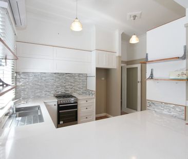 Quaint Cottage, Convenient Location - Photo 6