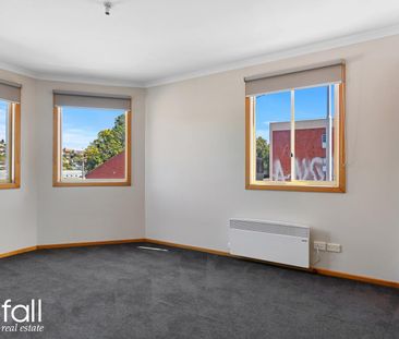 Spacious Townhouse, Central Location - Photo 6