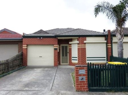 Spacious 3-Bedroom Home with Modern Amenities - Photo 3