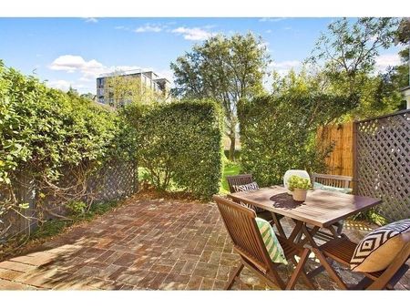 Art Deco garden apartment in sought after location - Photo 3