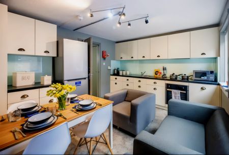 4 Bed Deluxe - Photo 2