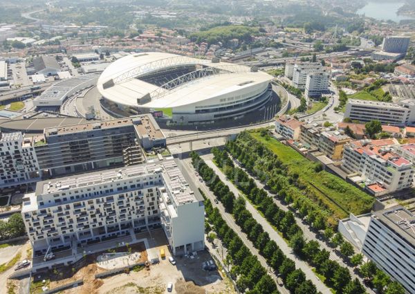 Apartamento T2 no Porto com varanda, garagem e arrumos