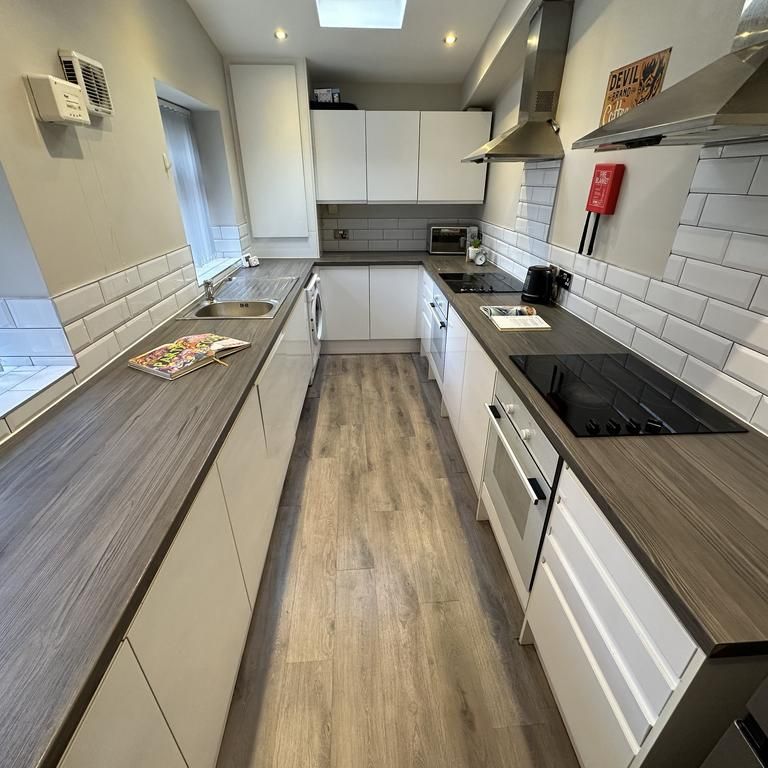 1 bedroom in a house share to rent - Photo 2