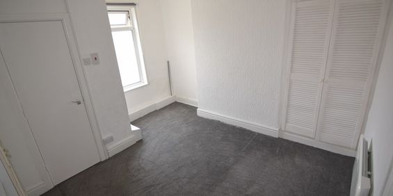 To Let 1 Bed Flat - Photo 3