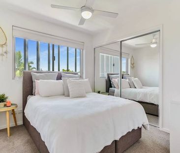 Top Floor - Large Two Bedroom - Great Location - Photo 5