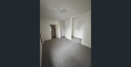 Spacious studio apartment in a secure building, bills included! - Photo 3