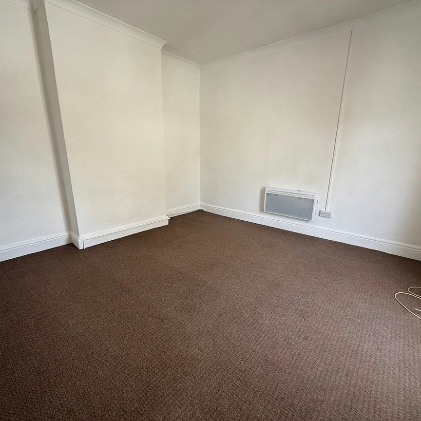 Flat to rent on - Photo 1