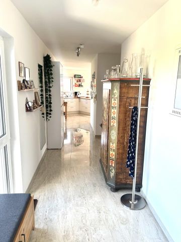 Penthouse mit Dachterrasse 4 Zimmer Wohnung in Hofheim, Luxusausstattung und 2xTG-Stellpätze! - Photo 2