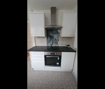 3 Bed Flat, East Ham, E6 - Photo 5