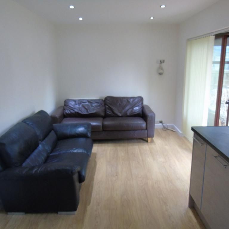 5 bedroom semi-detached house to rent - Photo 1