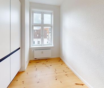 Nyrenoveret lejlighed med masser af plads - Photo 6