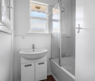 Comfortable 3-Bedroom Home – Lawns Included! Halswell - Photo 2