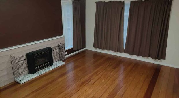 Spacious 3 bedrooms + on Gibbons st - Photo 1