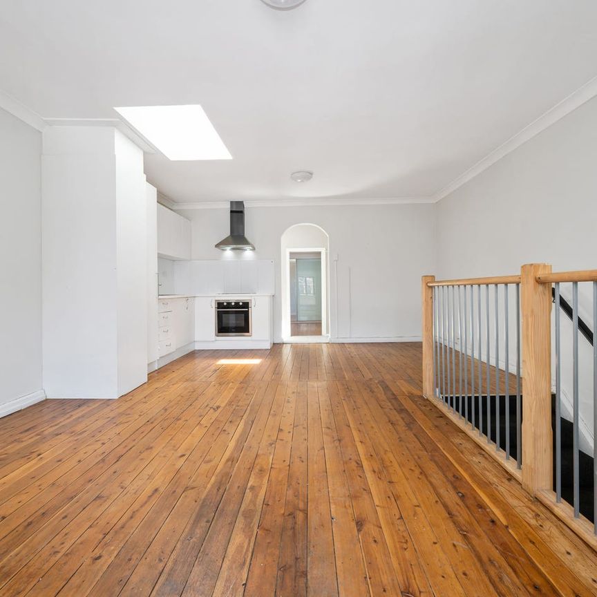 Bright, Spacious & Ultra-Convenient Coastal Apartment - Photo 1