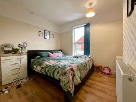 3 bedroom Mid Terraced House to let - Photo 2