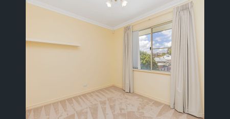 Well maintained townhouse! - Photo 3