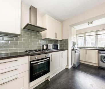 Oakfields, Guildford - 3 bedrooms Property for lettings - Seymours - Photo 6