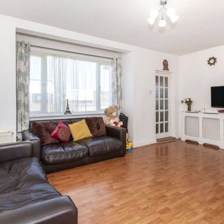 London Road, Staines-upon-Thames, Surrey, TW18 4JX - Photo 1