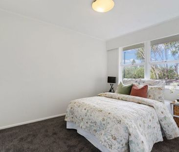 Charming 2BR Unit in Ellerslie w 2 carparks! - Photo 6