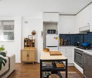 Generous one-bedder in a convenient location - Photo 1