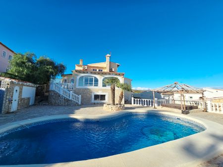 Spacious villa for rent with sea views - Photo 2