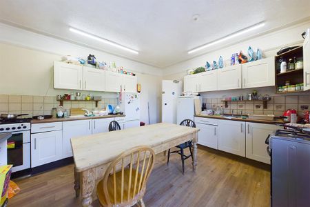 1 bedroom in a house share to rent - Photo 4