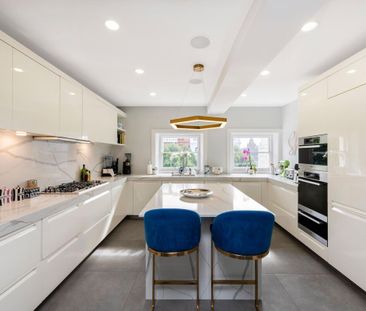 An exceptional penthouse with roof terrace and refined modern interiors. - Photo 3