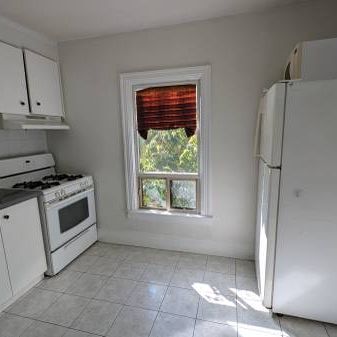 *Newly Painted* 2-bedroom + Den Upper near Bloor and Dufferin - Photo 1