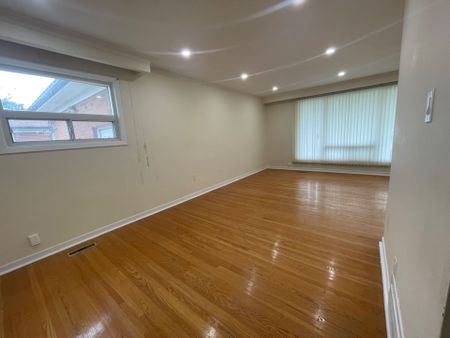 For Lease - 281 Driftwood Avenue Unit# Main floor, Toronto, Ontario - Photo 3