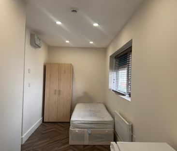 De Salis Road, Uxbridge UB10, London - Photo 4