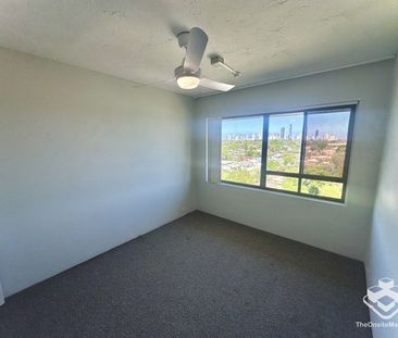 2-Bedroom Apartment with Breathtaking Gold Coast Skyline Views - Photo 2