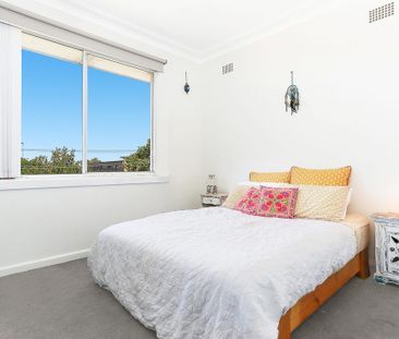 Top-Floor One-Bedroom in the Heart of Kingsford - Photo 6