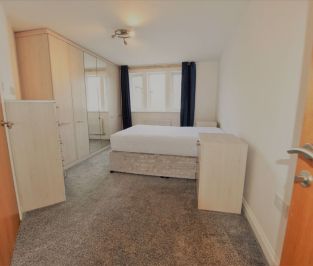2 bedroom Flat in Alleon Court, Low Lane - Photo 4