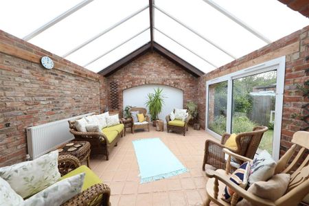 6 bedroom detached house to rent - Photo 5