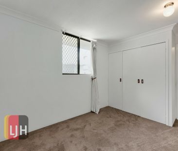 INNER CITY, 2 BEDROOM, 2 BATHROOM UNIT WITH 2 CAR SPACES ! - Photo 4